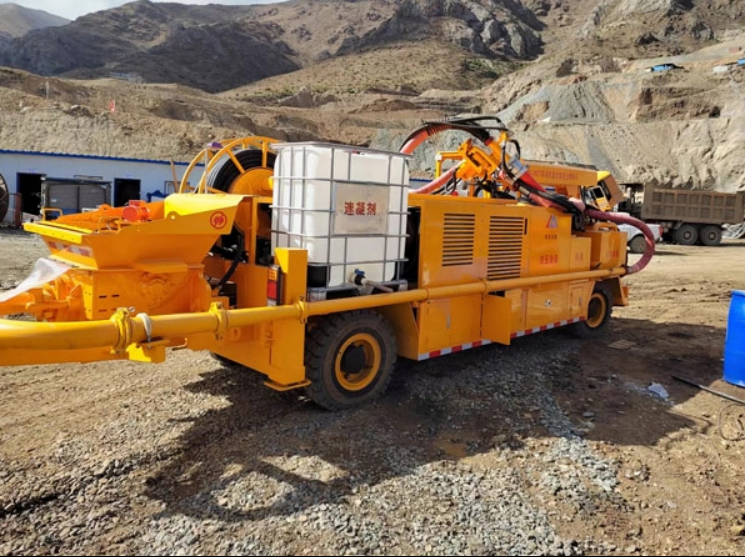 4WD Wet Concrete Shotcrete Robot Wireless Control For Subways Culverts